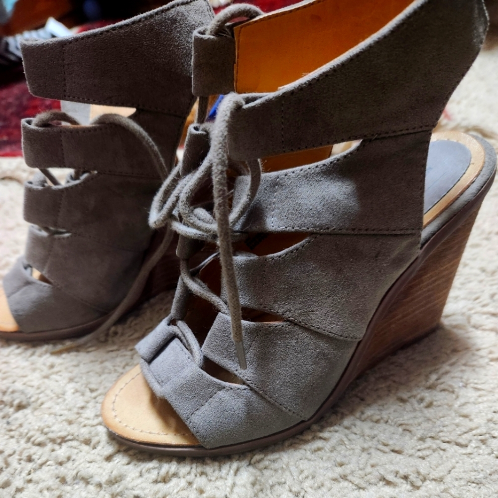 Melrose & Market wedge sandals size 4
